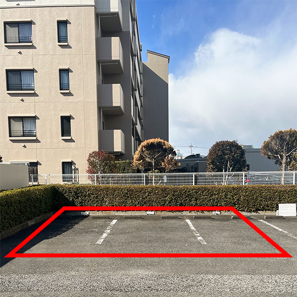 お店の駐車場スペースの写真